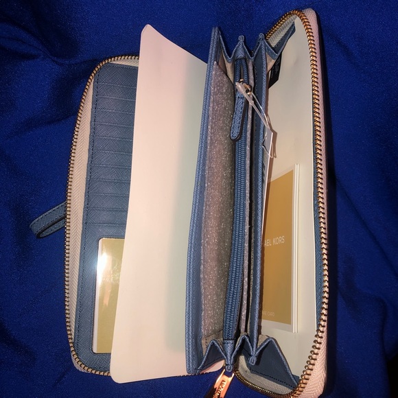 Wristlet/Wallet. ✈️ - Picture 7 of 8